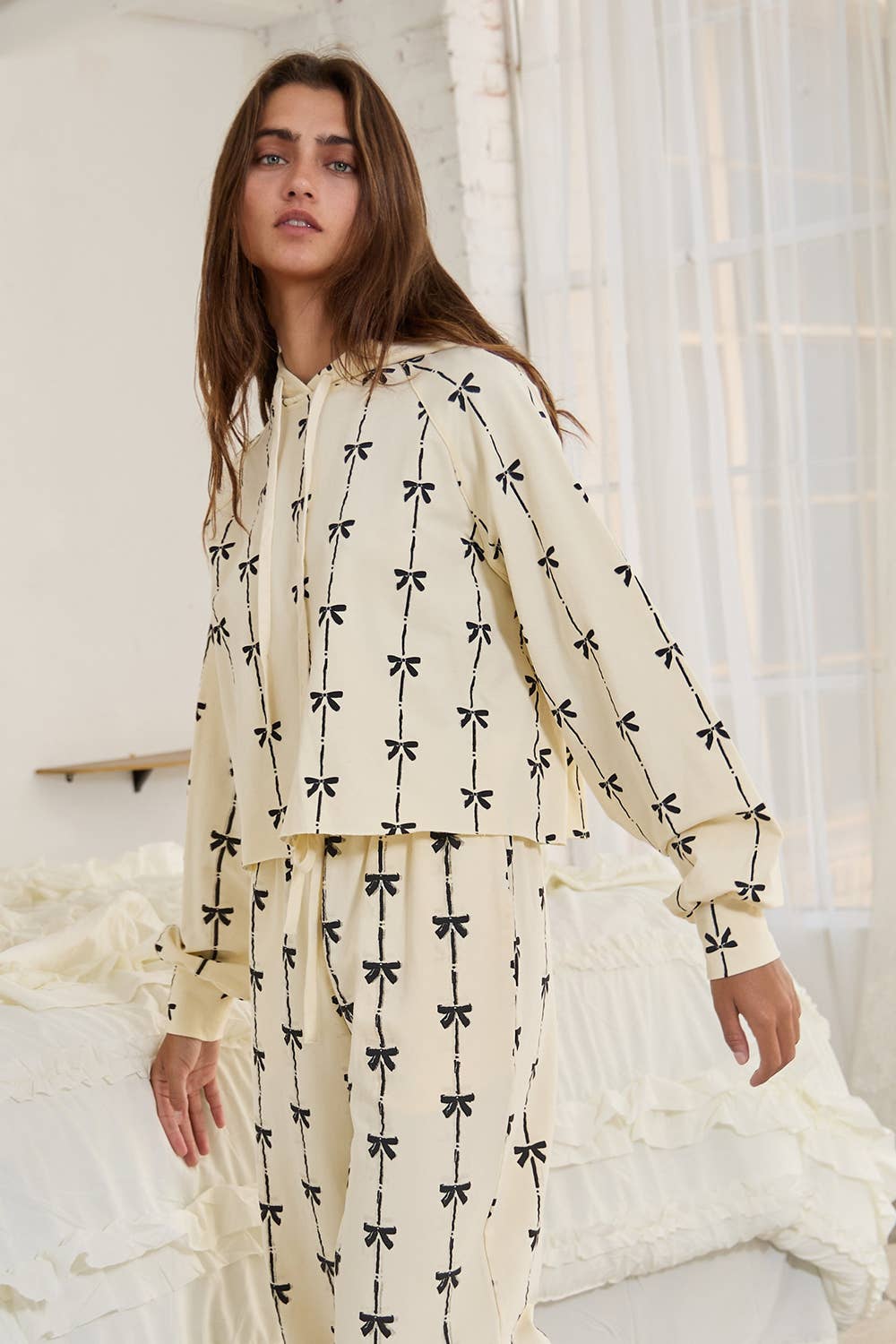 Bow Print Terry Cropped Pullover Hoodie: CREAM