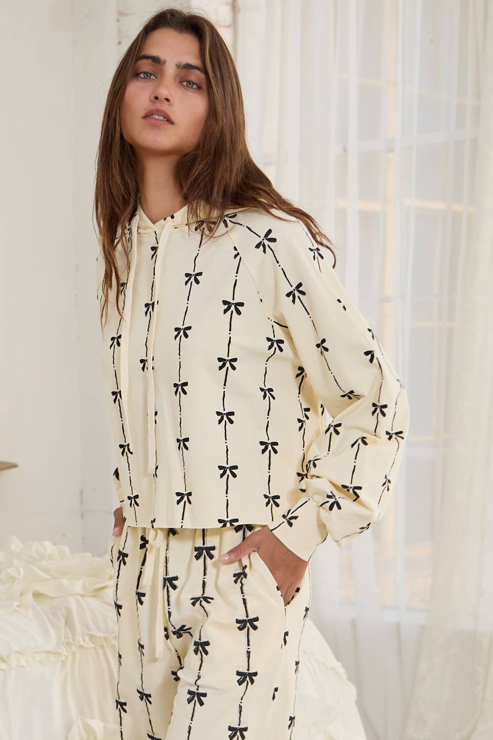 Bow Print Terry Cropped Pullover Hoodie: CREAM