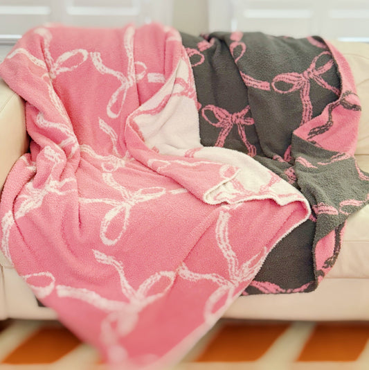 Bow Scalloped Coziest Blanket: White/Pink