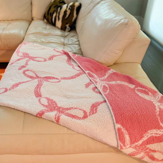 Bow Scalloped Coziest Blanket: White/Pink
